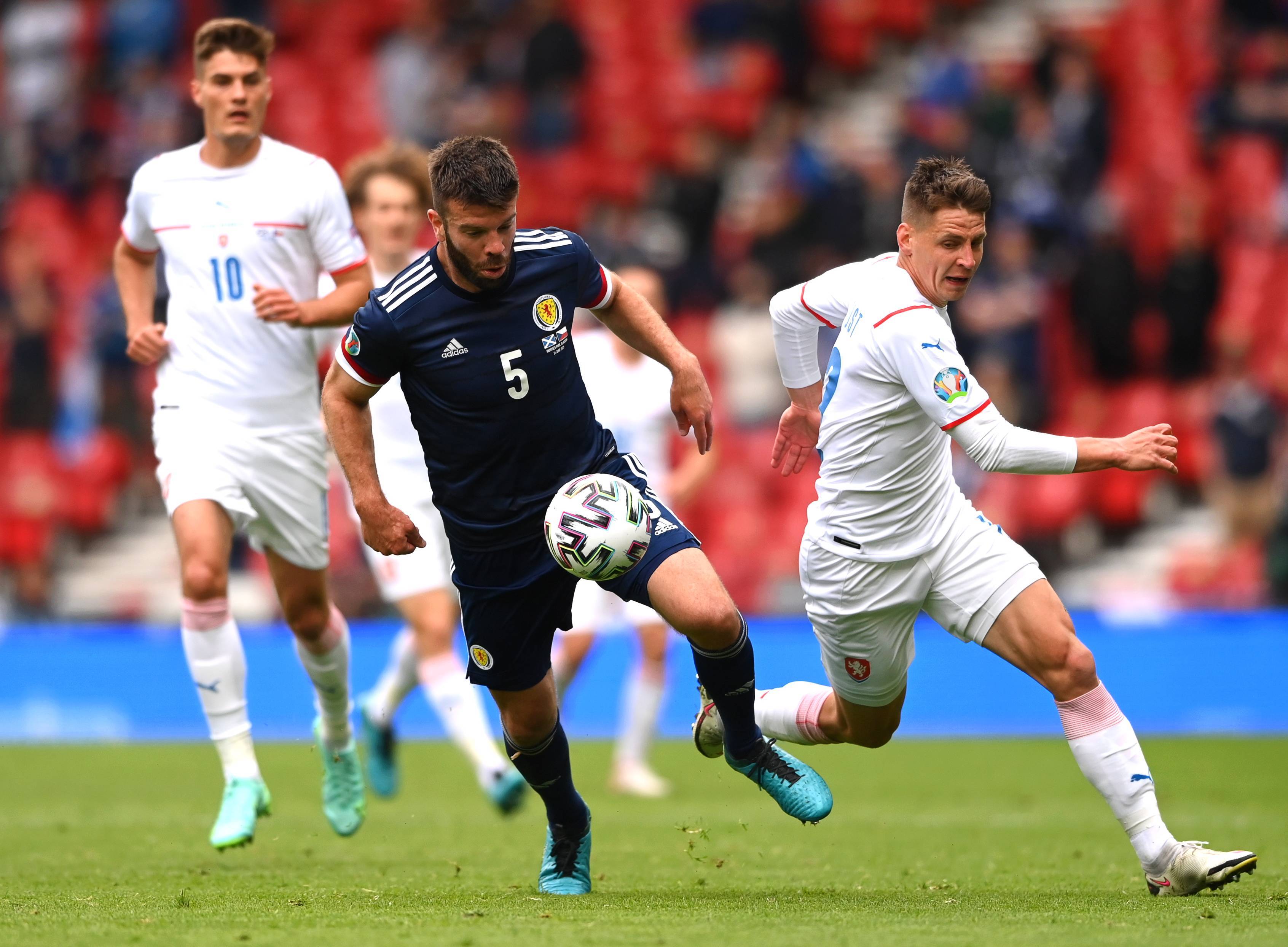 包含国际足球豪强会师，场上较量擂台热火朝天的词条