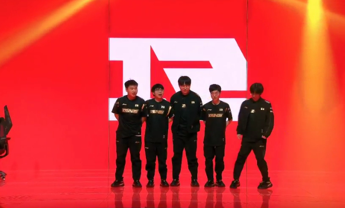 EDG险胜HLE，Uzi线上压制力十足顶尖较量成都决赛之夜，让粉丝疯狂欢呼的简单介绍