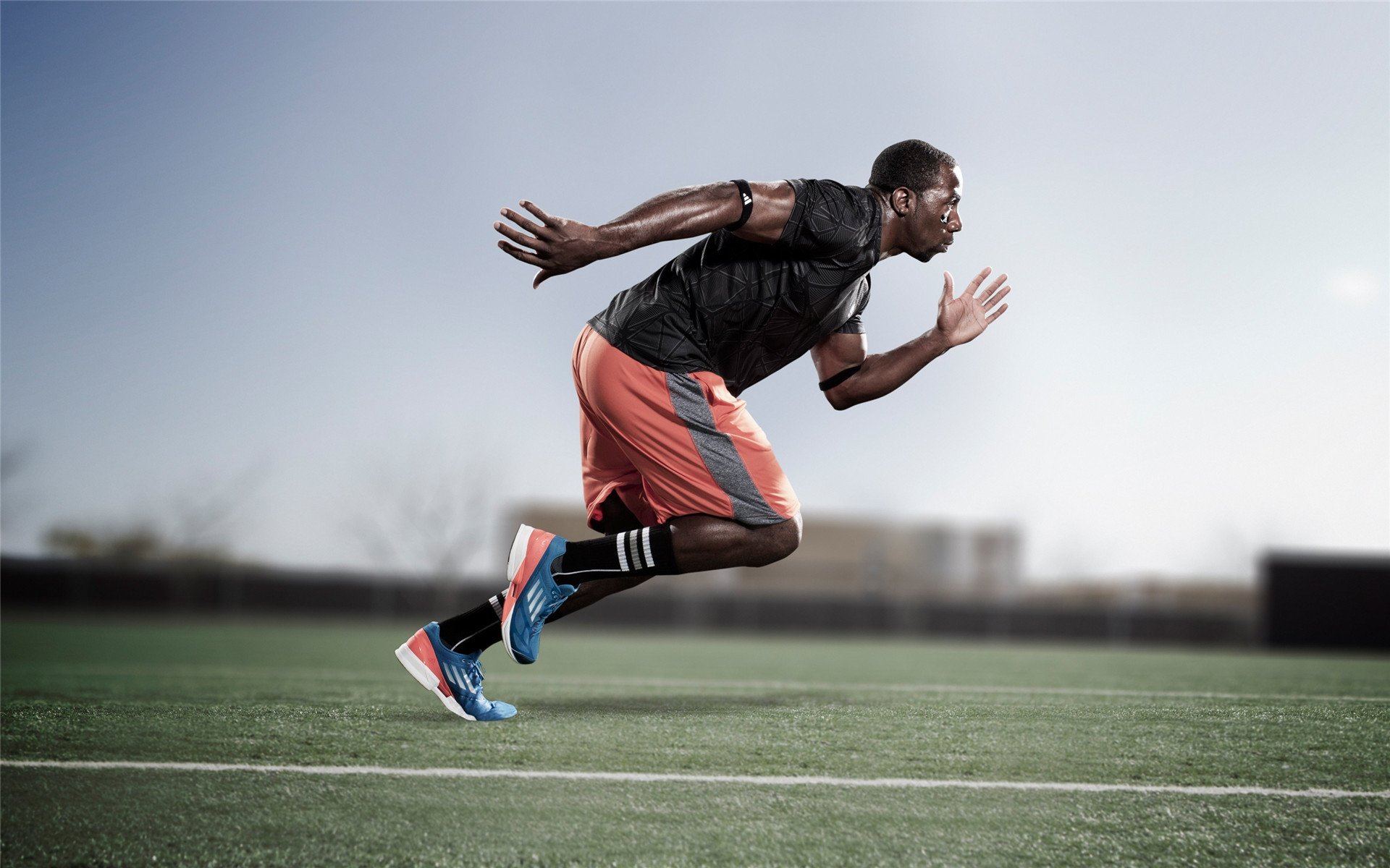 欧冠淘汰赛之夜,本泽马化身皇马暗夜独行侠,梅开二度致敬传奇与时光