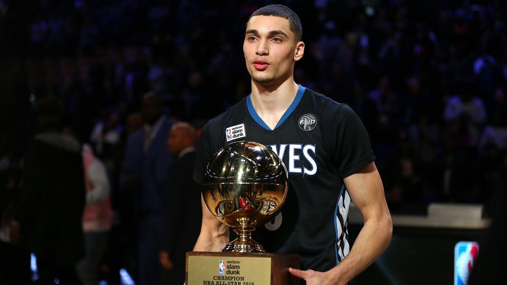 骨骼清奇的战术革命!国际米兰基因突变击垮比利时,卡马文加用大师级演出定义了现代中场